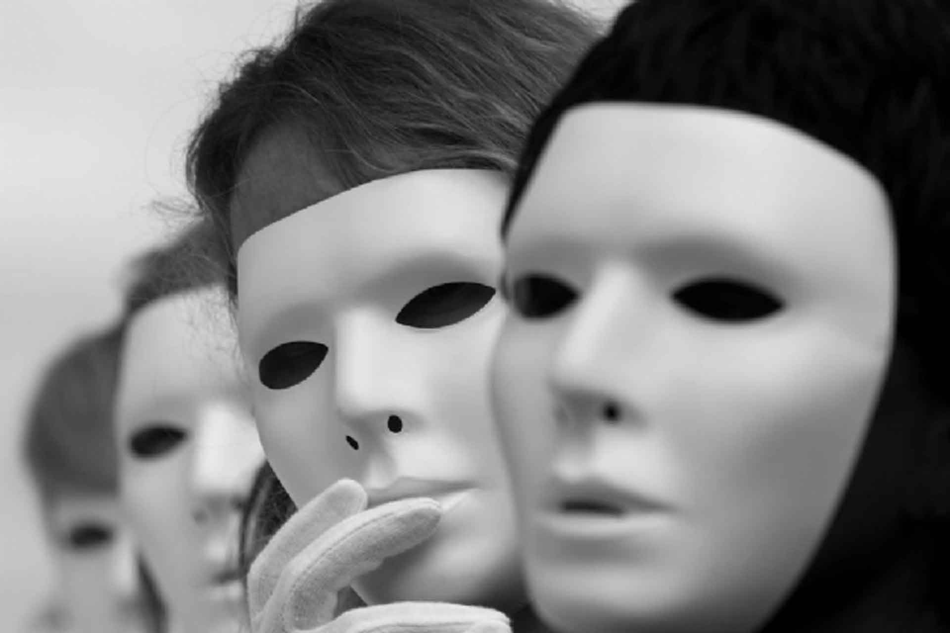 Они сняли маски. Человек в маске. Человек под маской. Белая Театральная маска. Человек надевает маску.